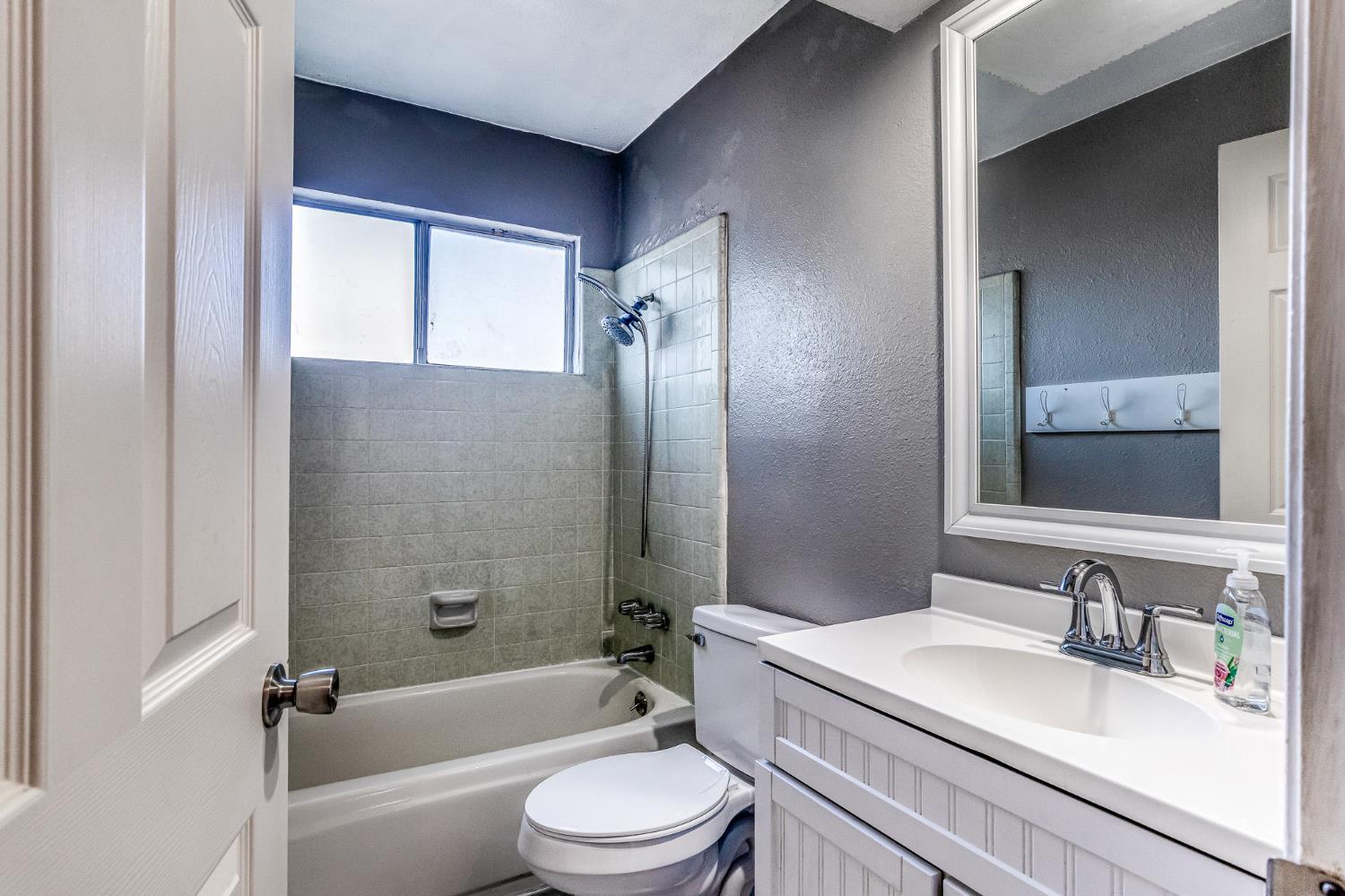 2801 Zarand Dr, Modesto, CA 95355