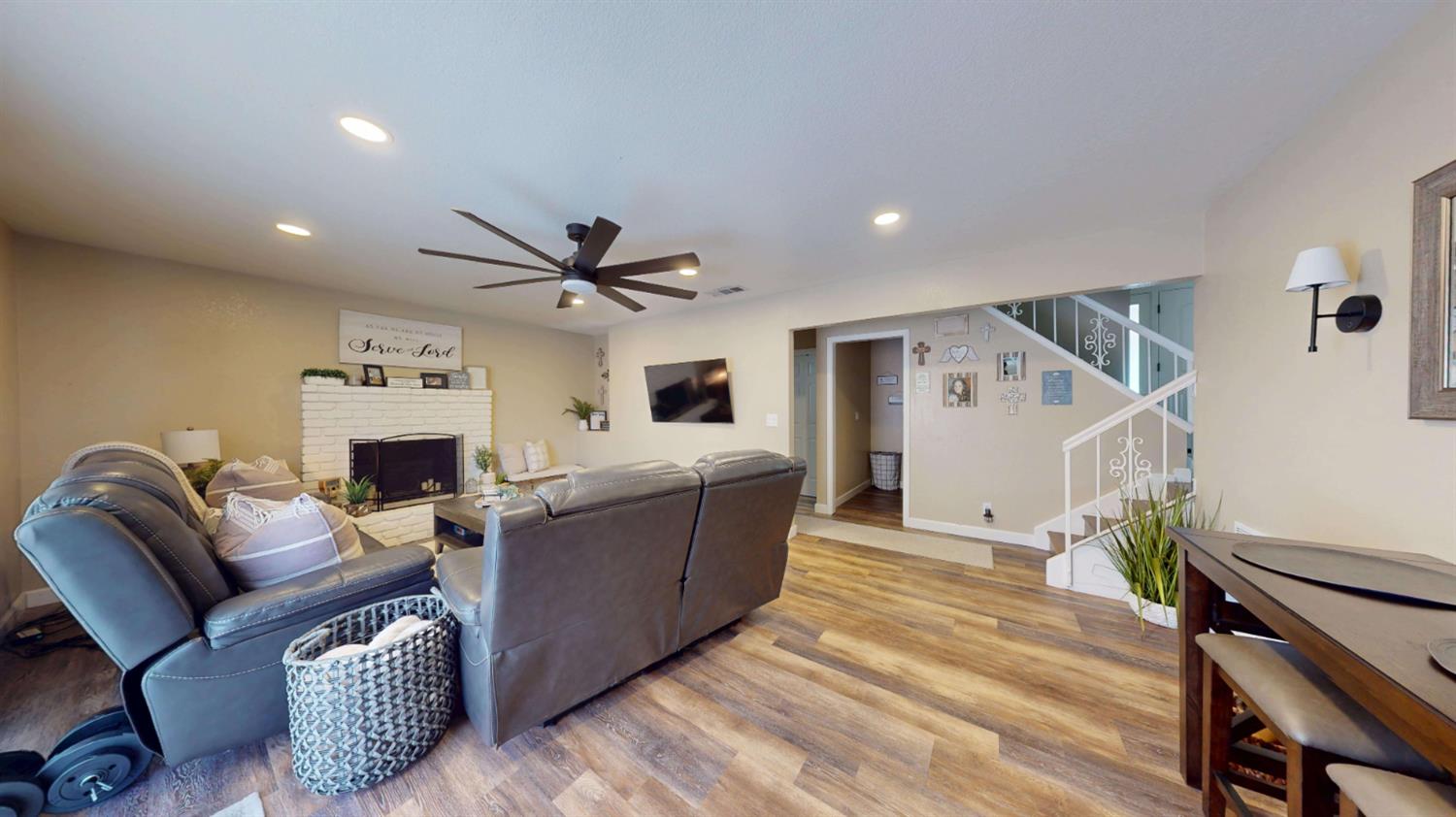 1744 Hyde Park Ln, Manteca, CA 95336