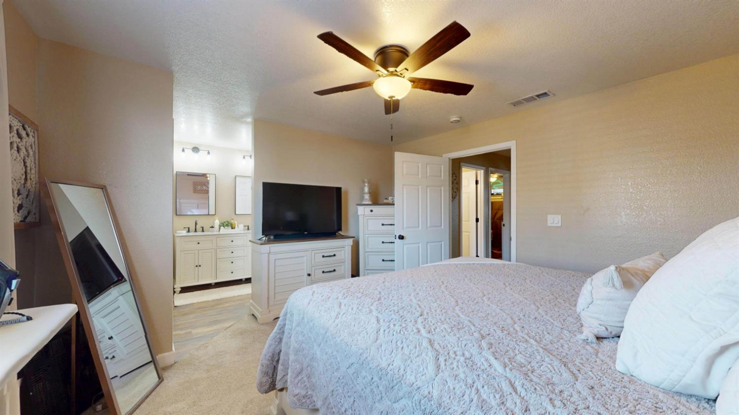 1744 Hyde Park Ln, Manteca, CA 95336