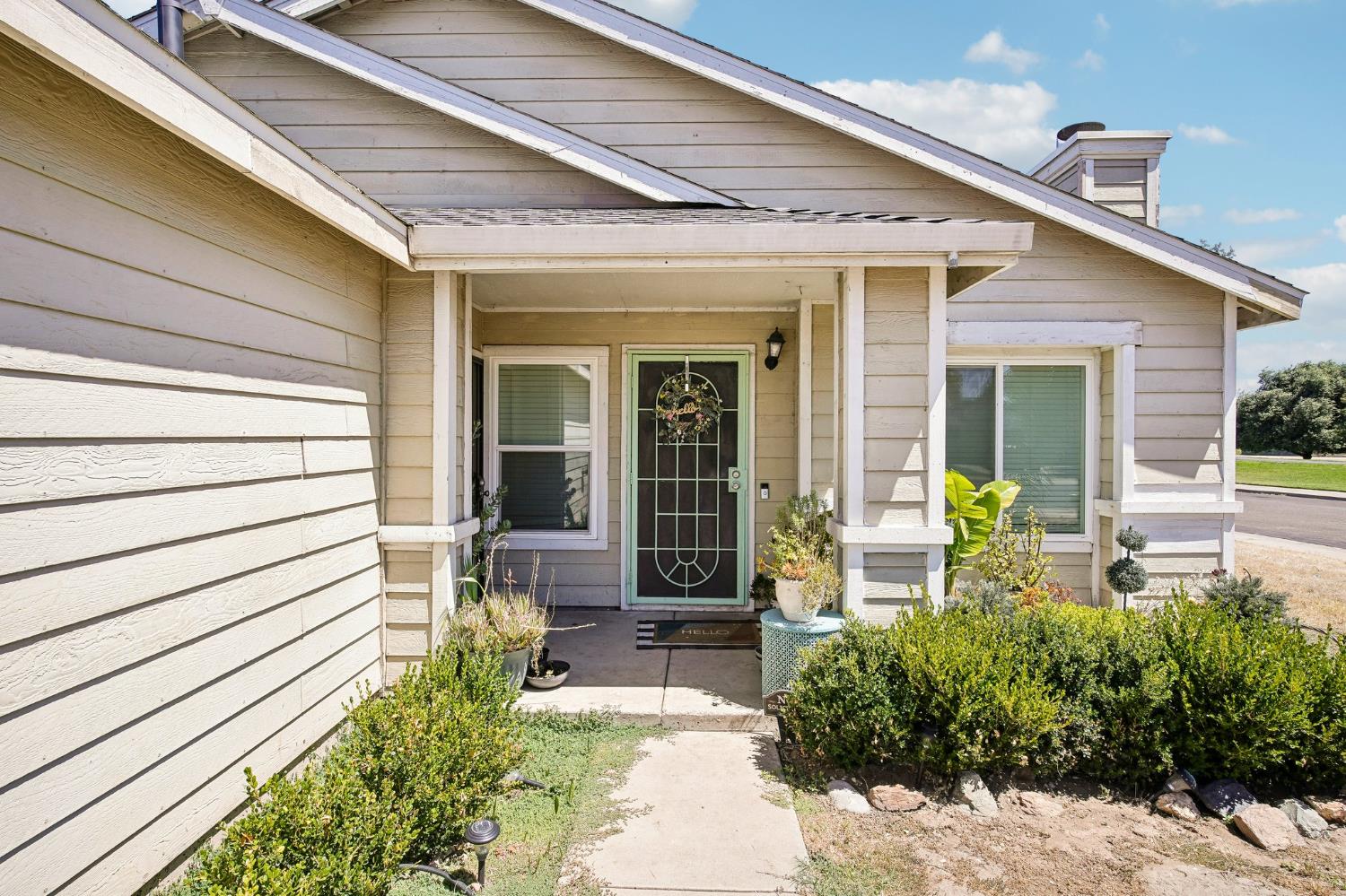 3655 Castlepark Dr, Riverbank, CA 95367