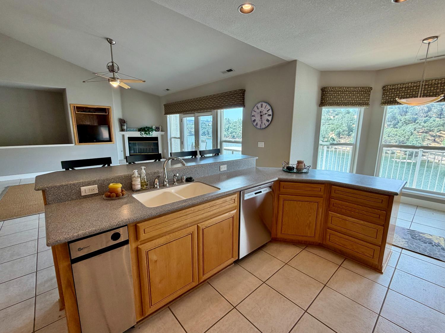 1073 Shoreline Dr, Copperopolis, CA 95228