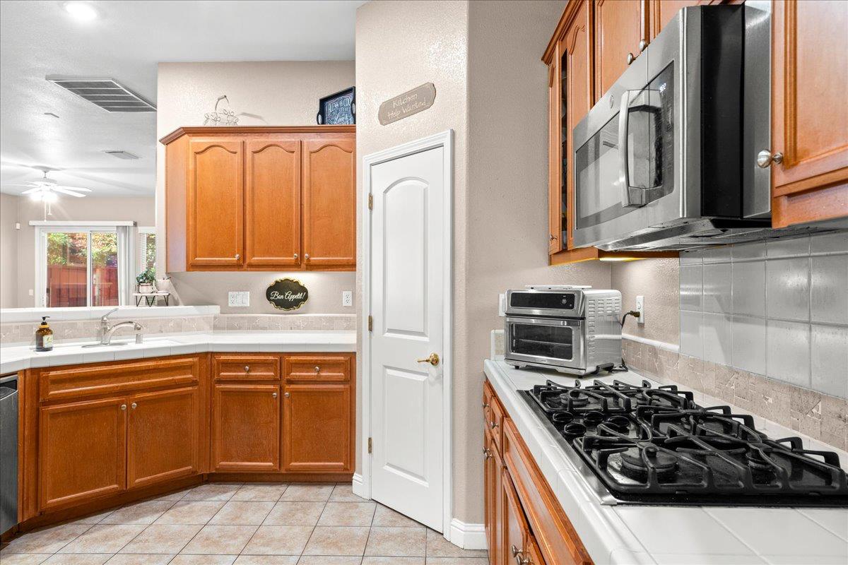 564 Old Bluff Ct, Oakdale, CA 95361