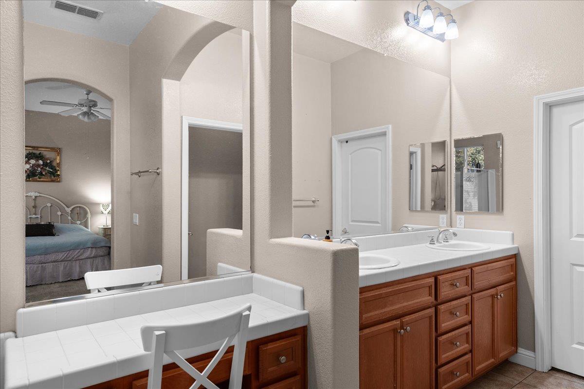 564 Old Bluff Ct, Oakdale, CA 95361