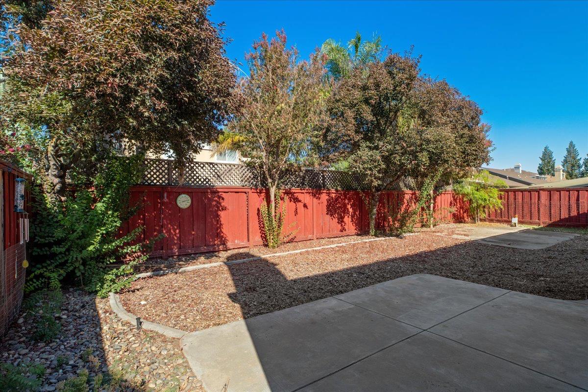 564 Old Bluff Ct, Oakdale, CA 95361