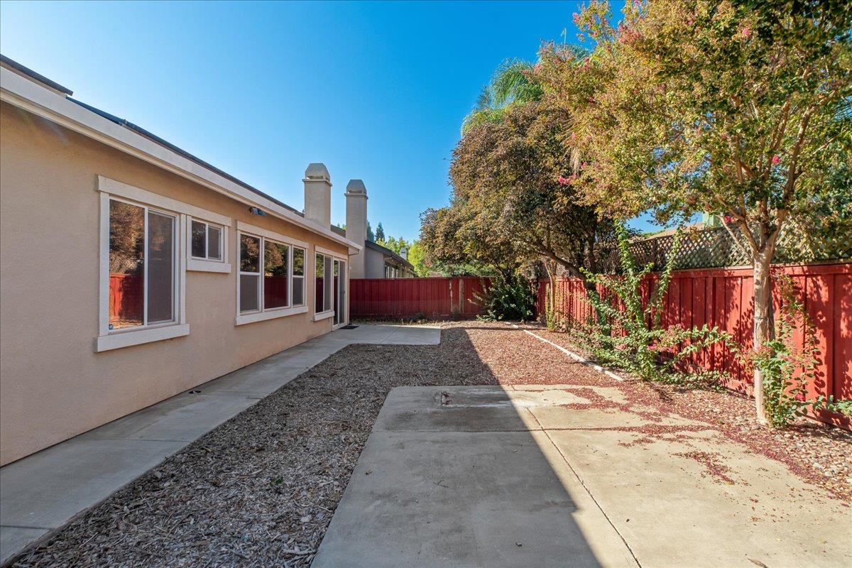 564 Old Bluff Ct, Oakdale, CA 95361