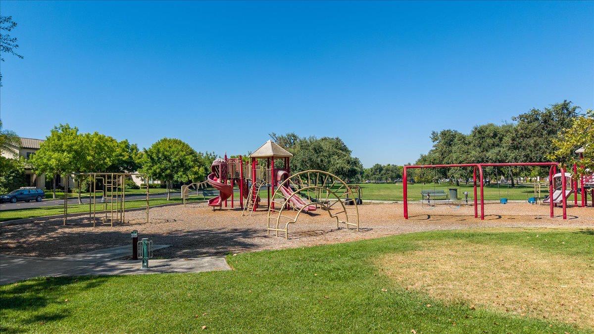 564 Old Bluff Ct, Oakdale, CA 95361
