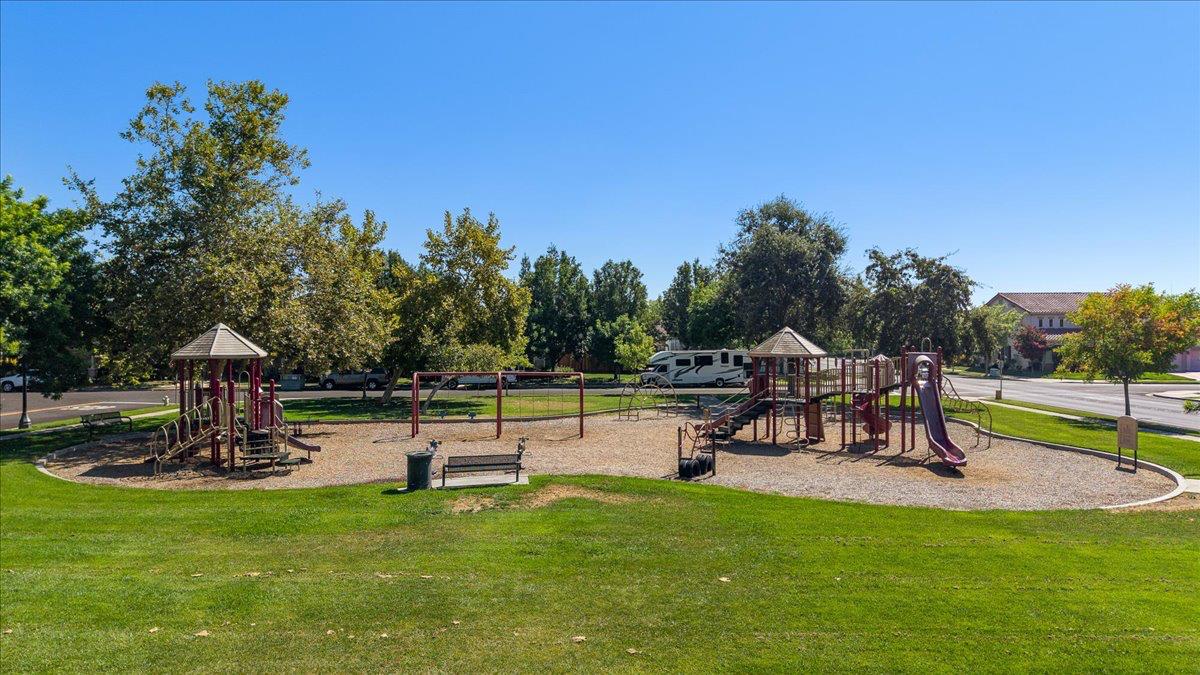 564 Old Bluff Ct, Oakdale, CA 95361