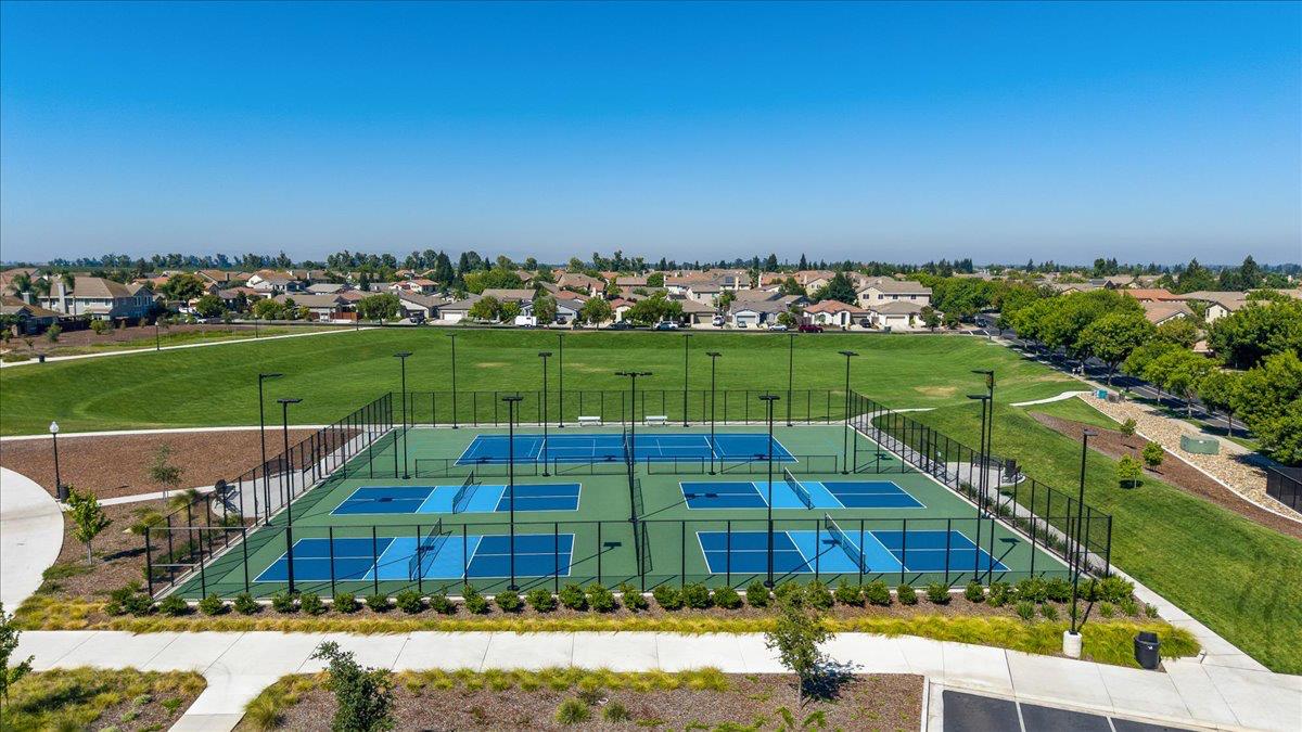 564 Old Bluff Ct, Oakdale, CA 95361