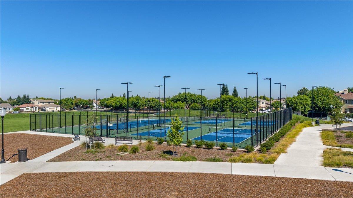 564 Old Bluff Ct, Oakdale, CA 95361