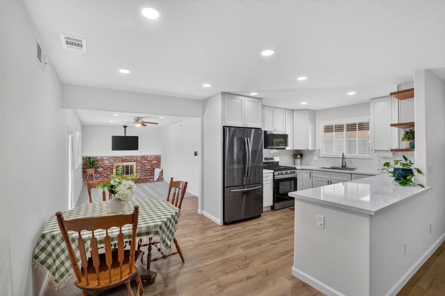 1412 Elisabeth Ave, Escalon, CA 95320