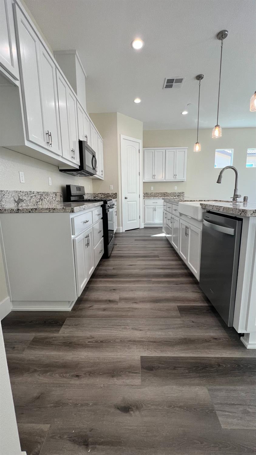 1033 Meadowlands Dr, Oakdale, CA 95361