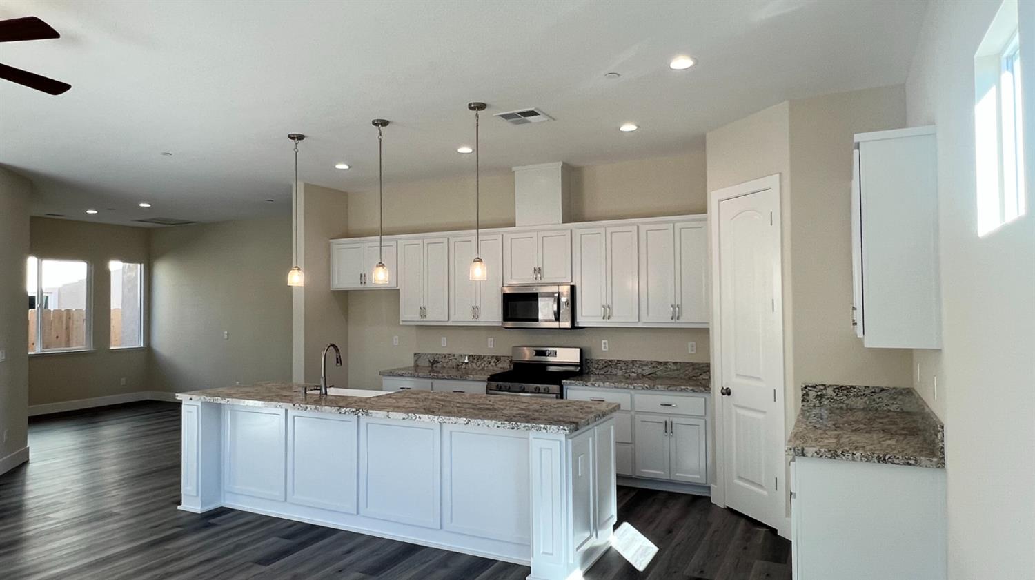 1033 Meadowlands Dr, Oakdale, CA 95361