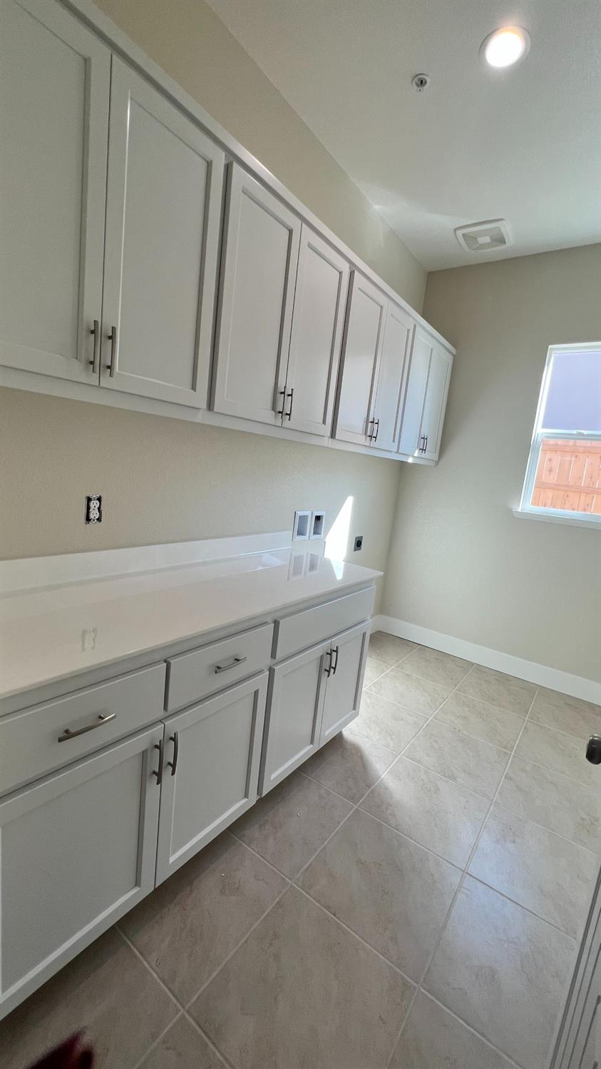 1033 Meadowlands Dr, Oakdale, CA 95361