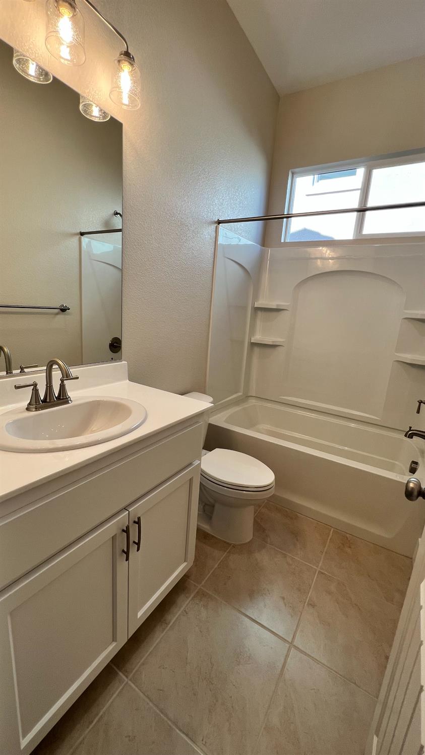 1033 Meadowlands Dr, Oakdale, CA 95361