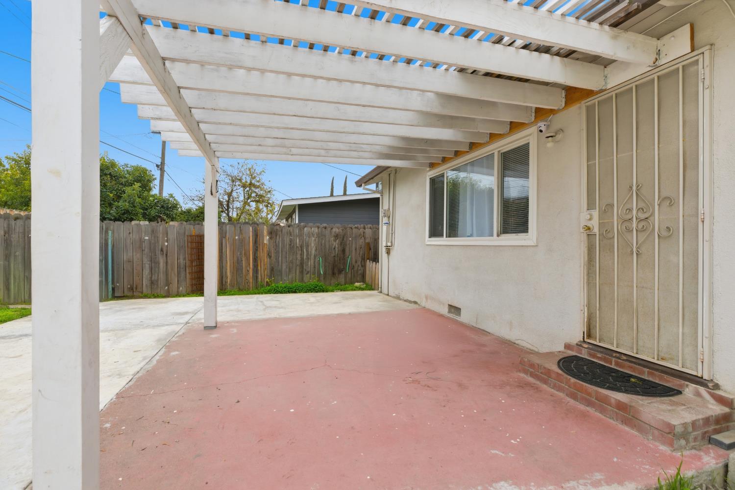 1322 Carver Rd, Modesto, CA 95350