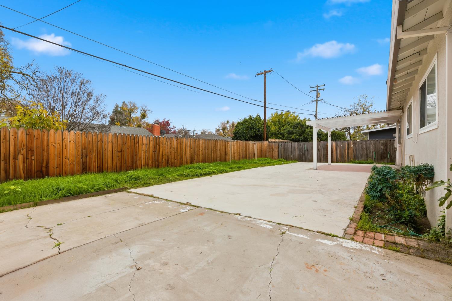 1322 Carver Rd, Modesto, CA 95350
