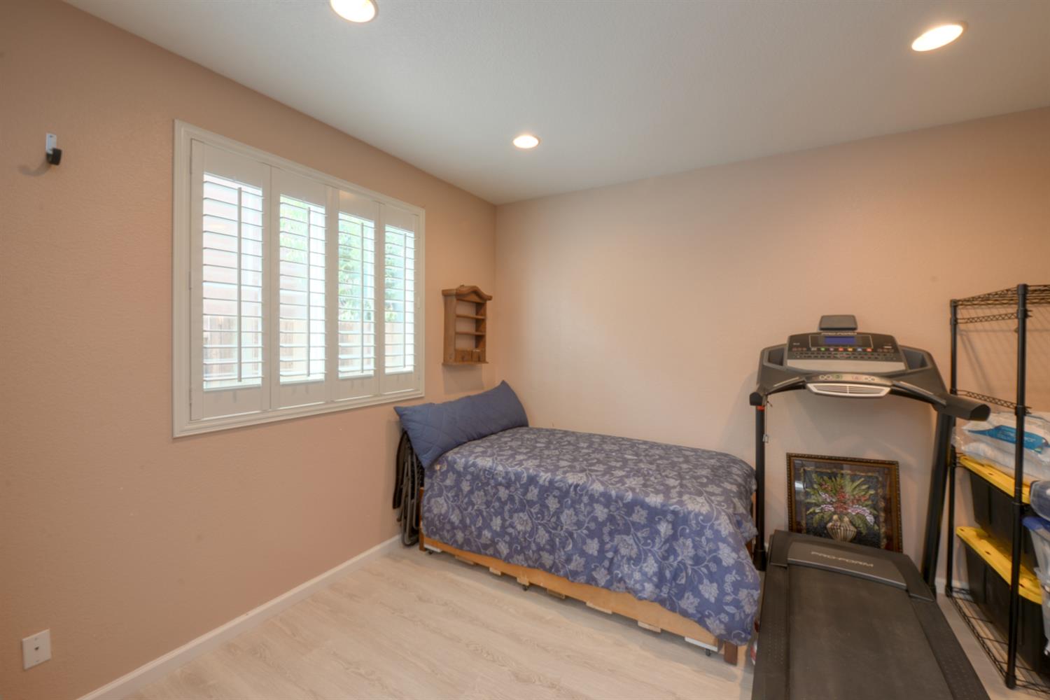 807 Hagerman Peak Dr, Newman, CA 95360