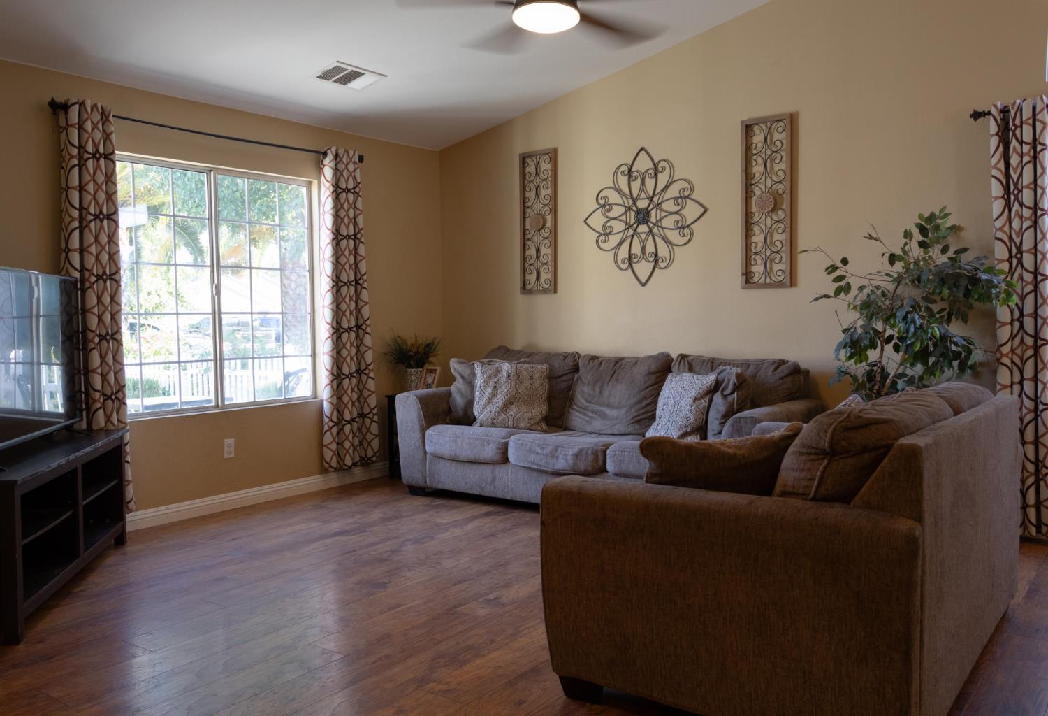633 Dodderer St, Firebaugh, CA 93622