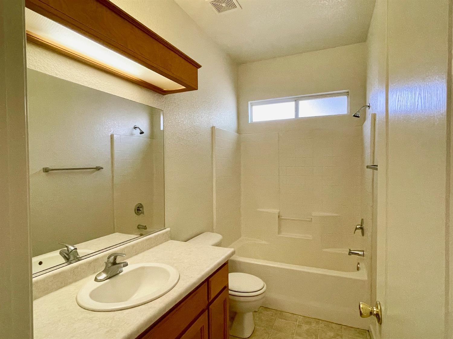 653 Stonewood Dr, Los Banos, CA 93635