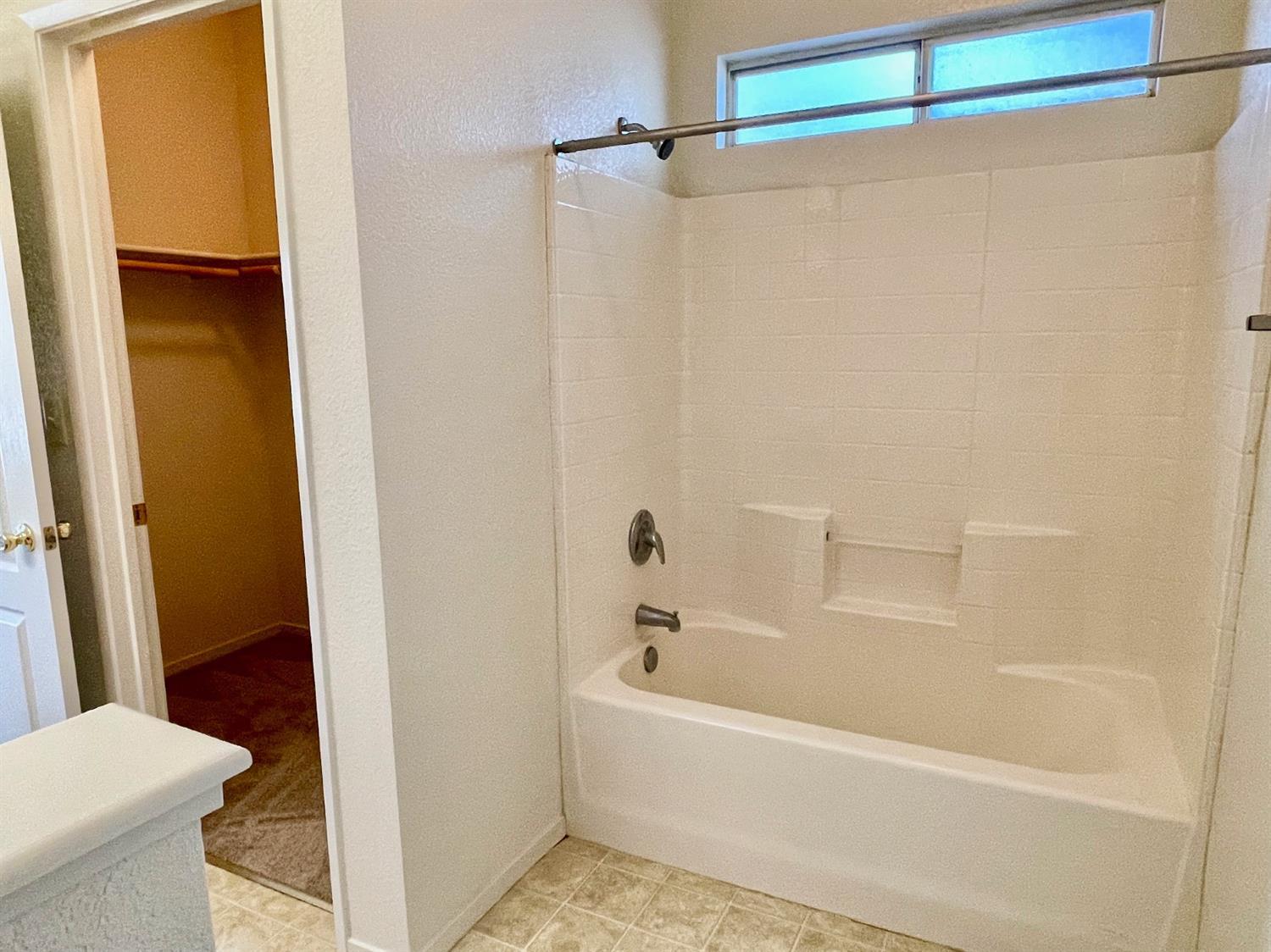 653 Stonewood Dr, Los Banos, CA 93635