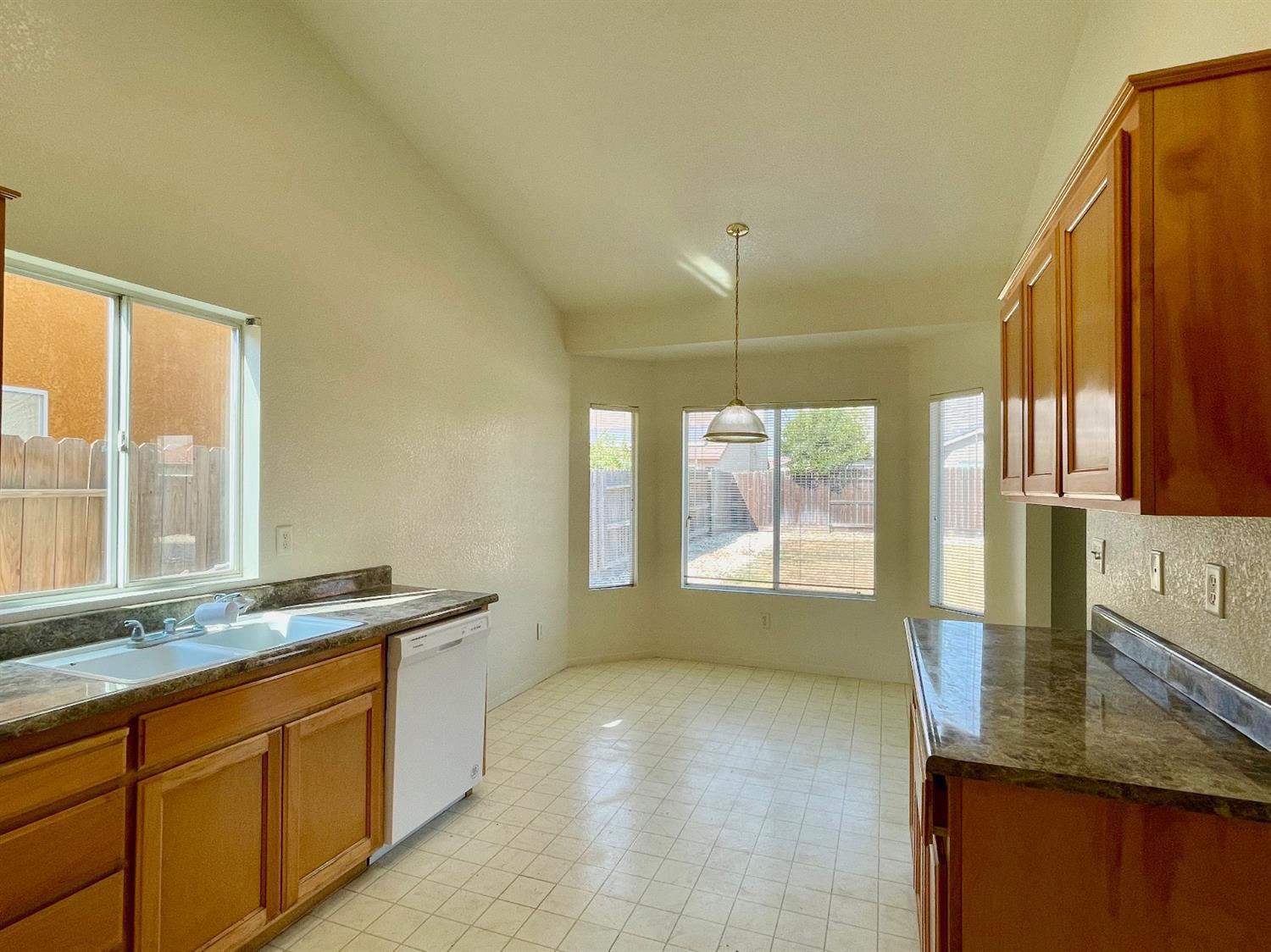 653 Stonewood Dr, Los Banos, CA 93635
