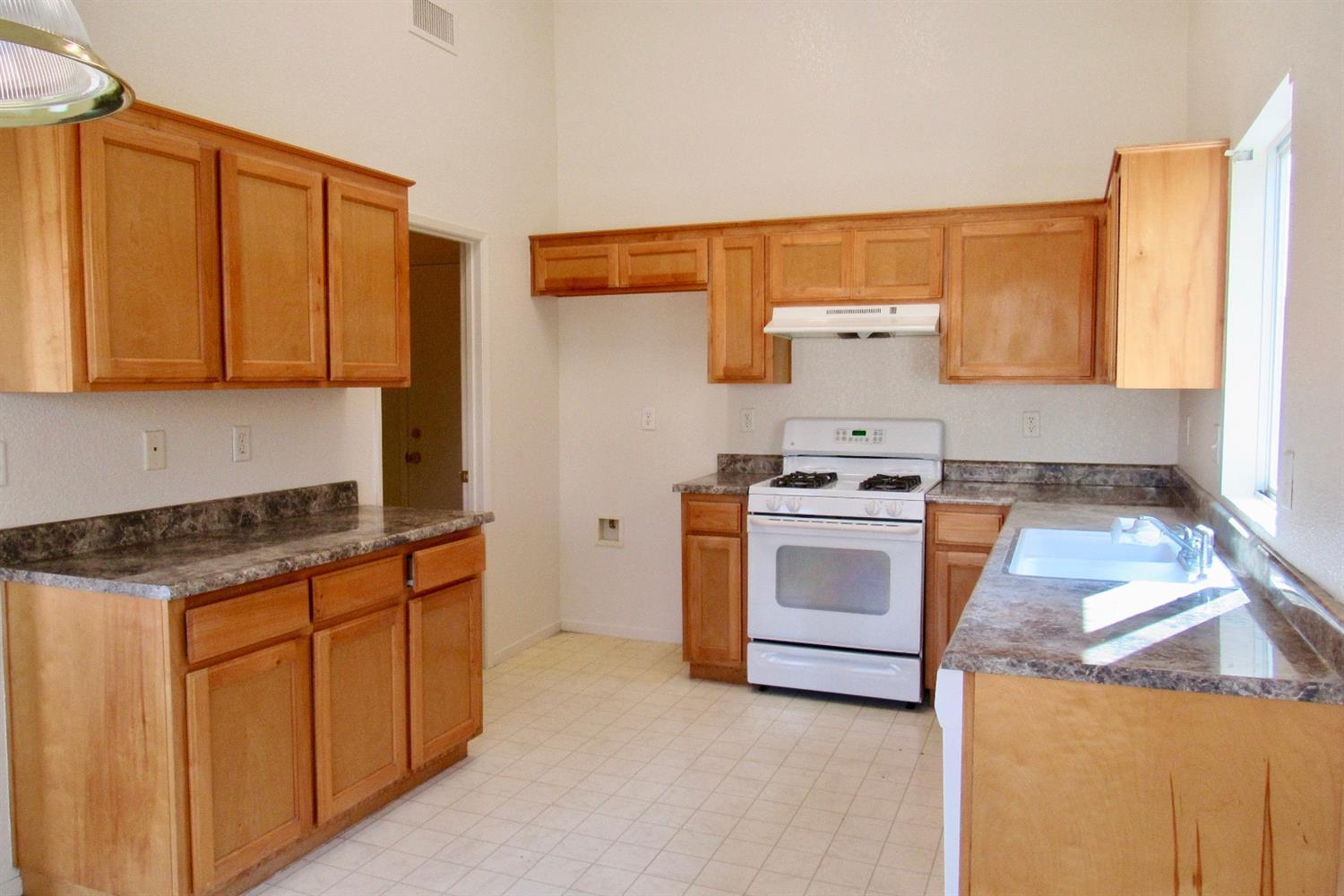 653 Stonewood Dr, Los Banos, CA 93635