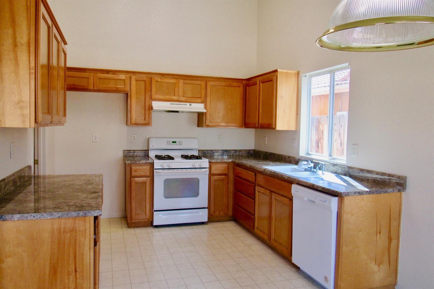 653 Stonewood Dr, Los Banos, CA 93635