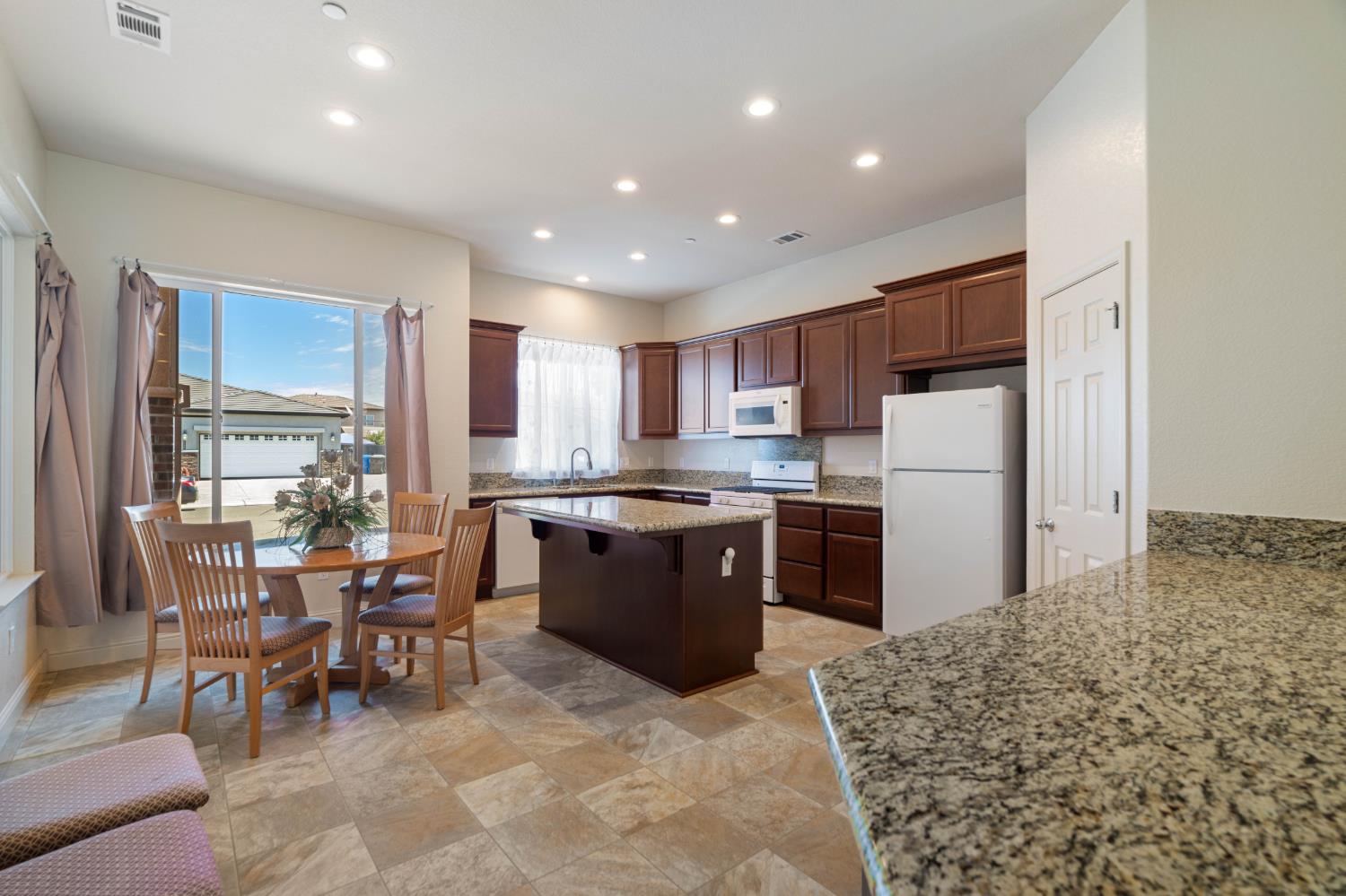 2095 Macedo St, Manteca, CA 95337