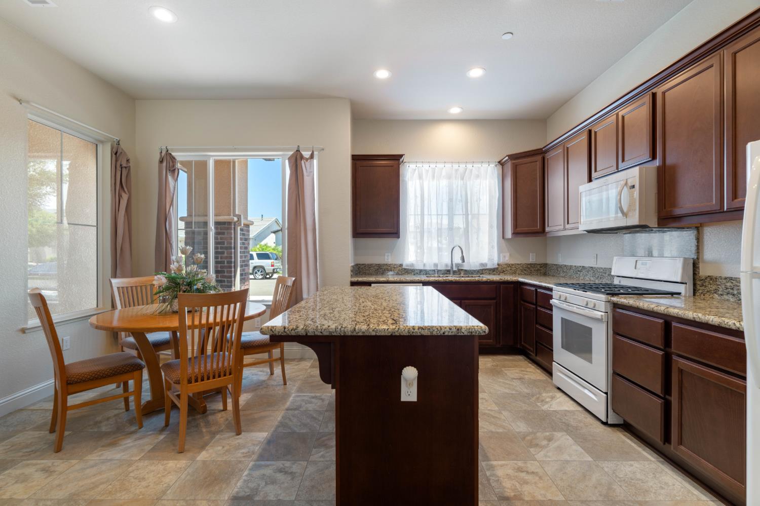 2095 Macedo St, Manteca, CA 95337