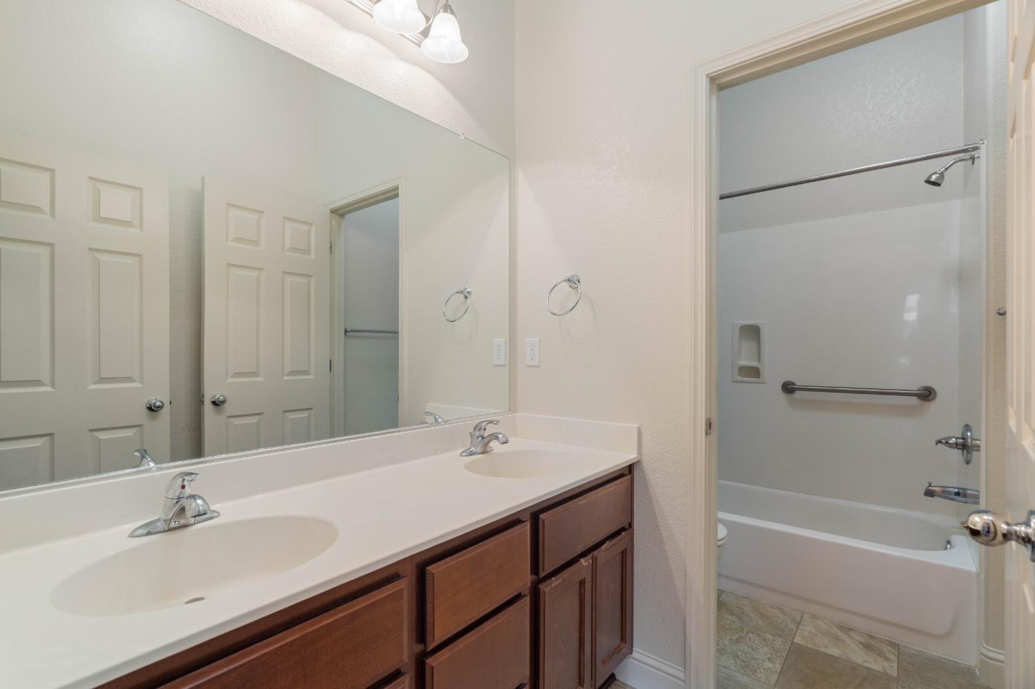 2095 Macedo St, Manteca, CA 95337