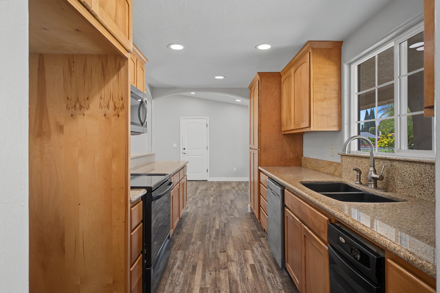 1988 Sherwood Pl, Manteca, CA 95336