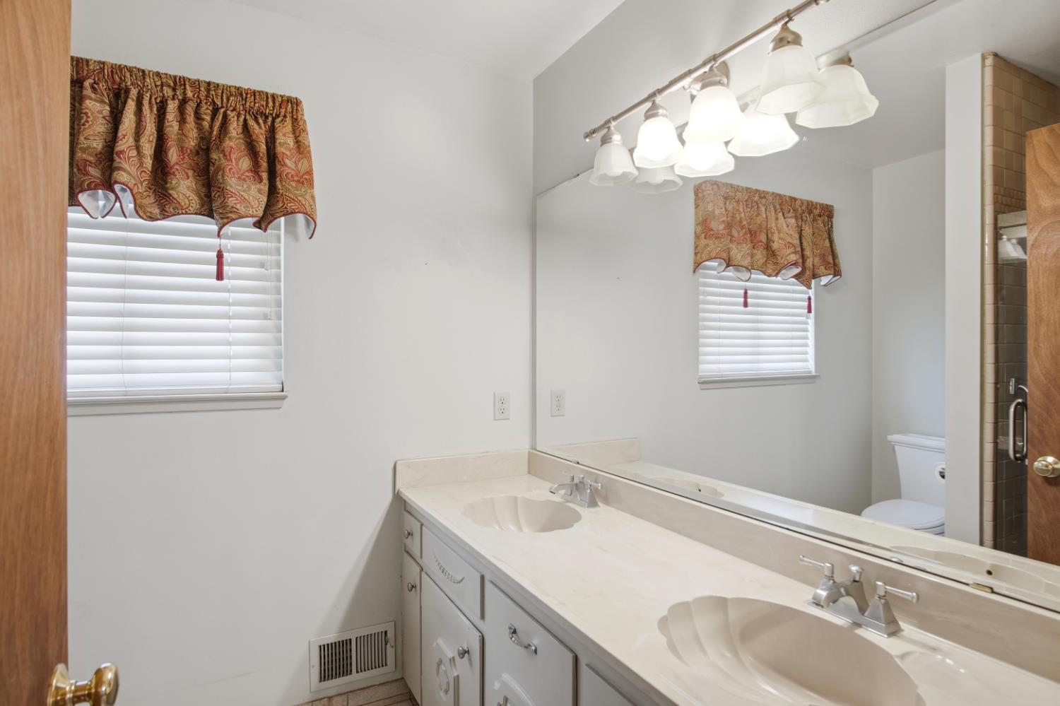 2505 Mira Flores Dr, Turlock, CA 95380