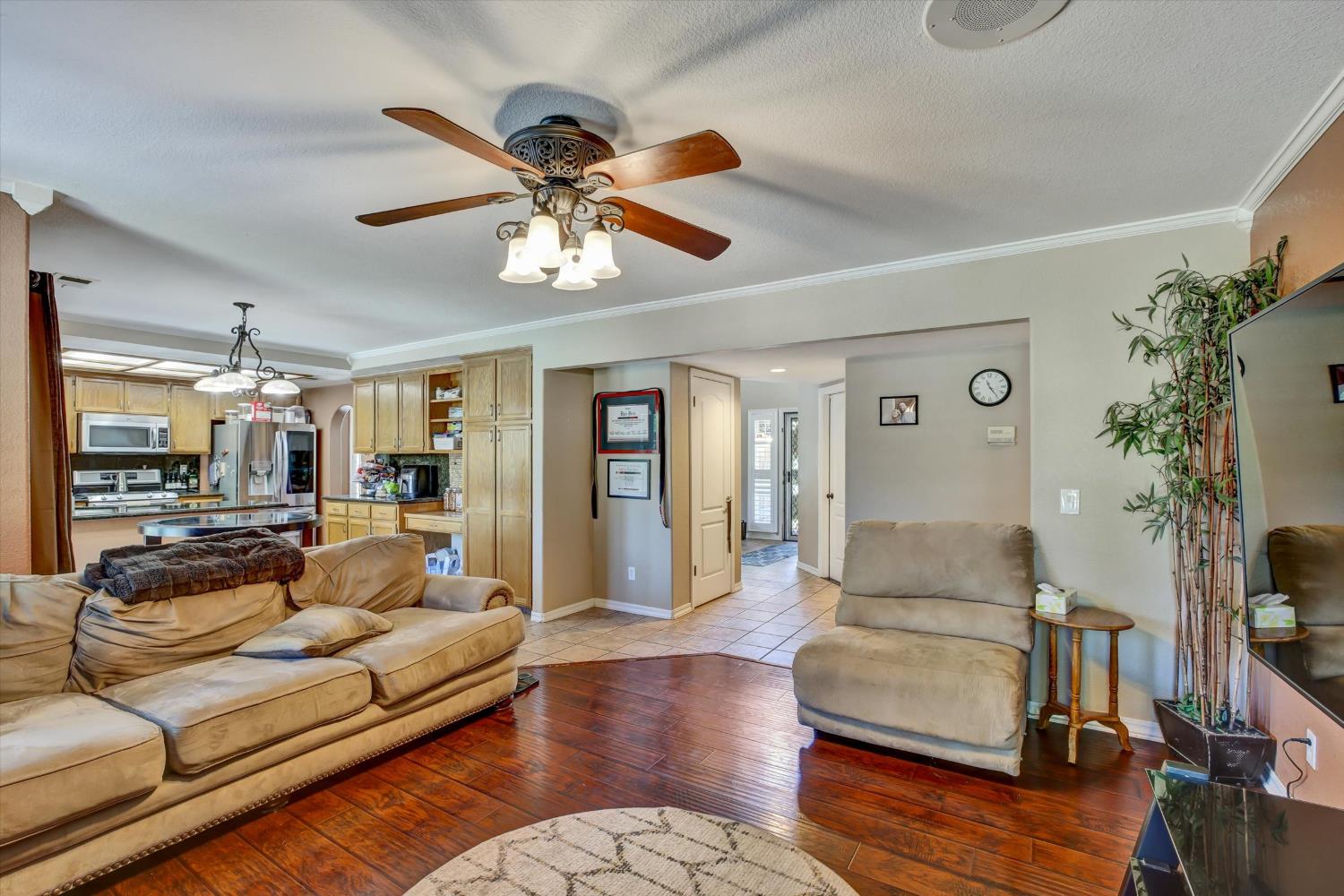 1542 E D St, Oakdale, CA 95361