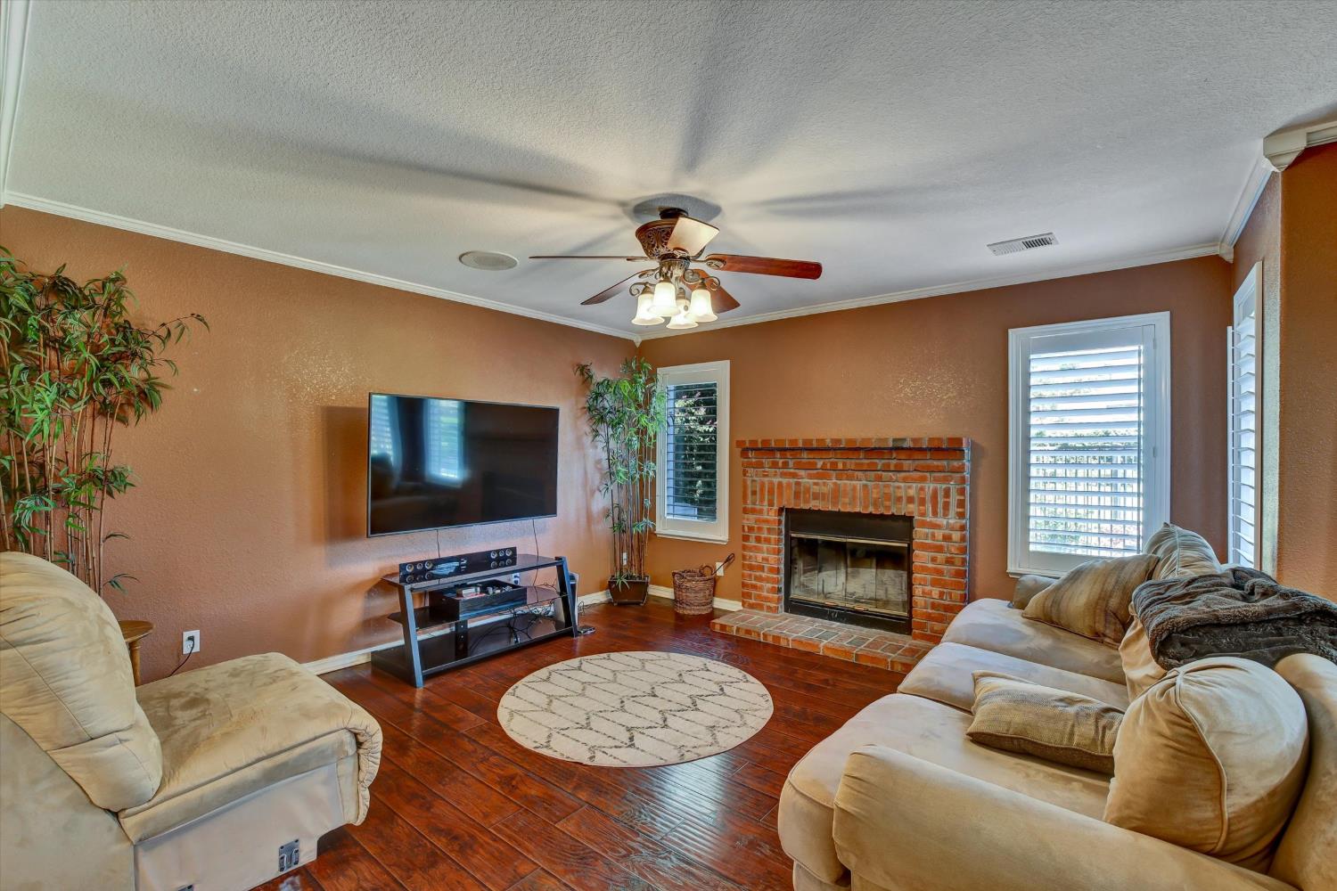 1542 E D St, Oakdale, CA 95361
