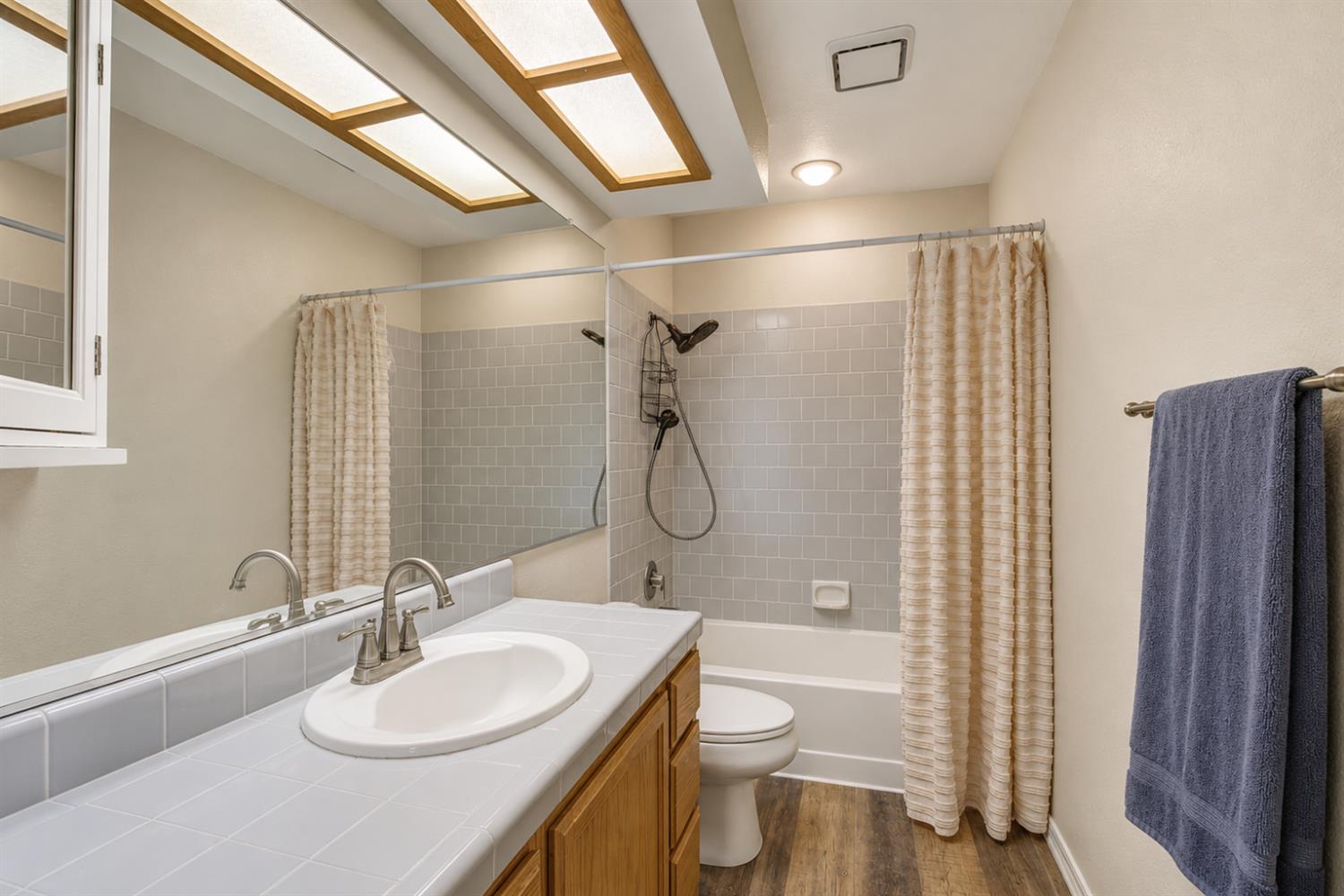 1542 E D St, Oakdale, CA 95361