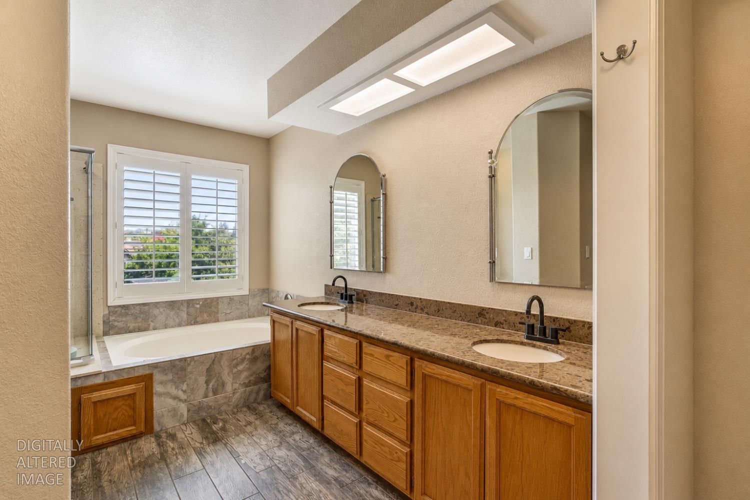 1542 E D St, Oakdale, CA 95361