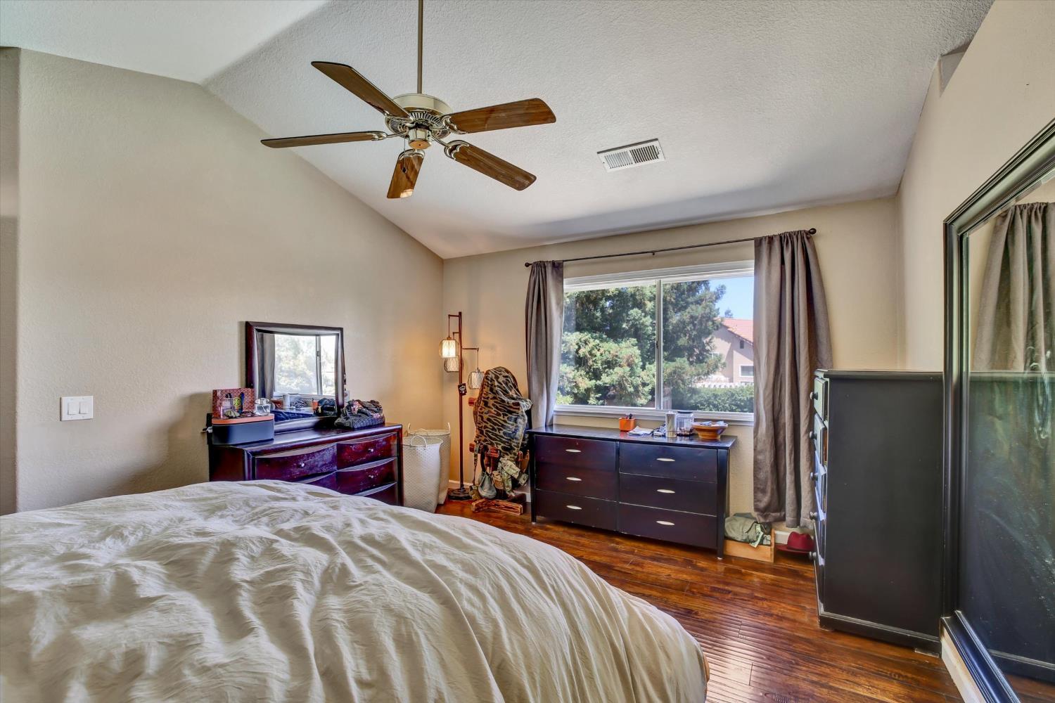 1542 E D St, Oakdale, CA 95361