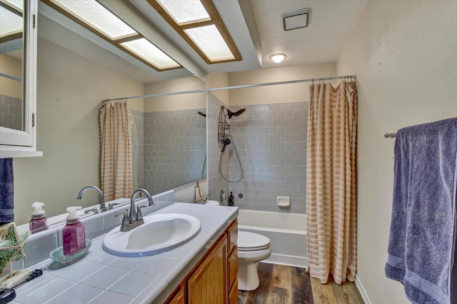 1542 E D St, Oakdale, CA 95361