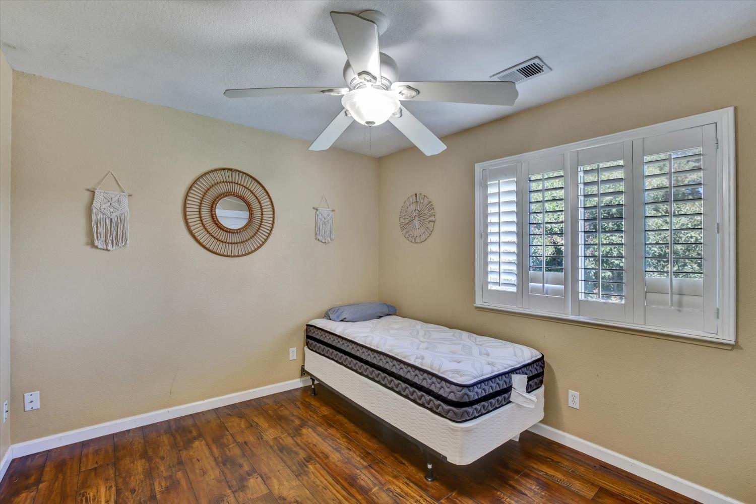 1542 E D St, Oakdale, CA 95361