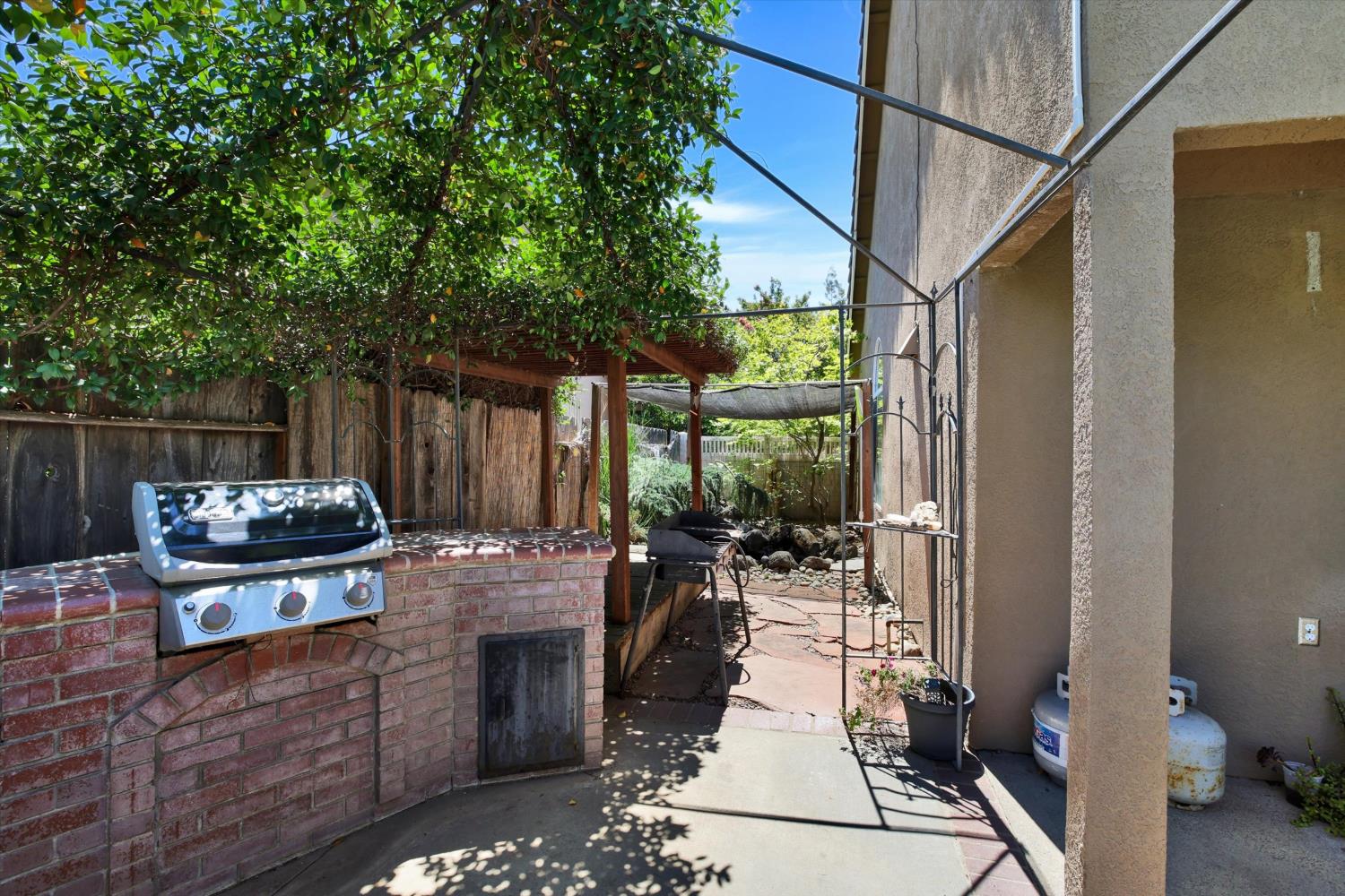 1542 E D St, Oakdale, CA 95361