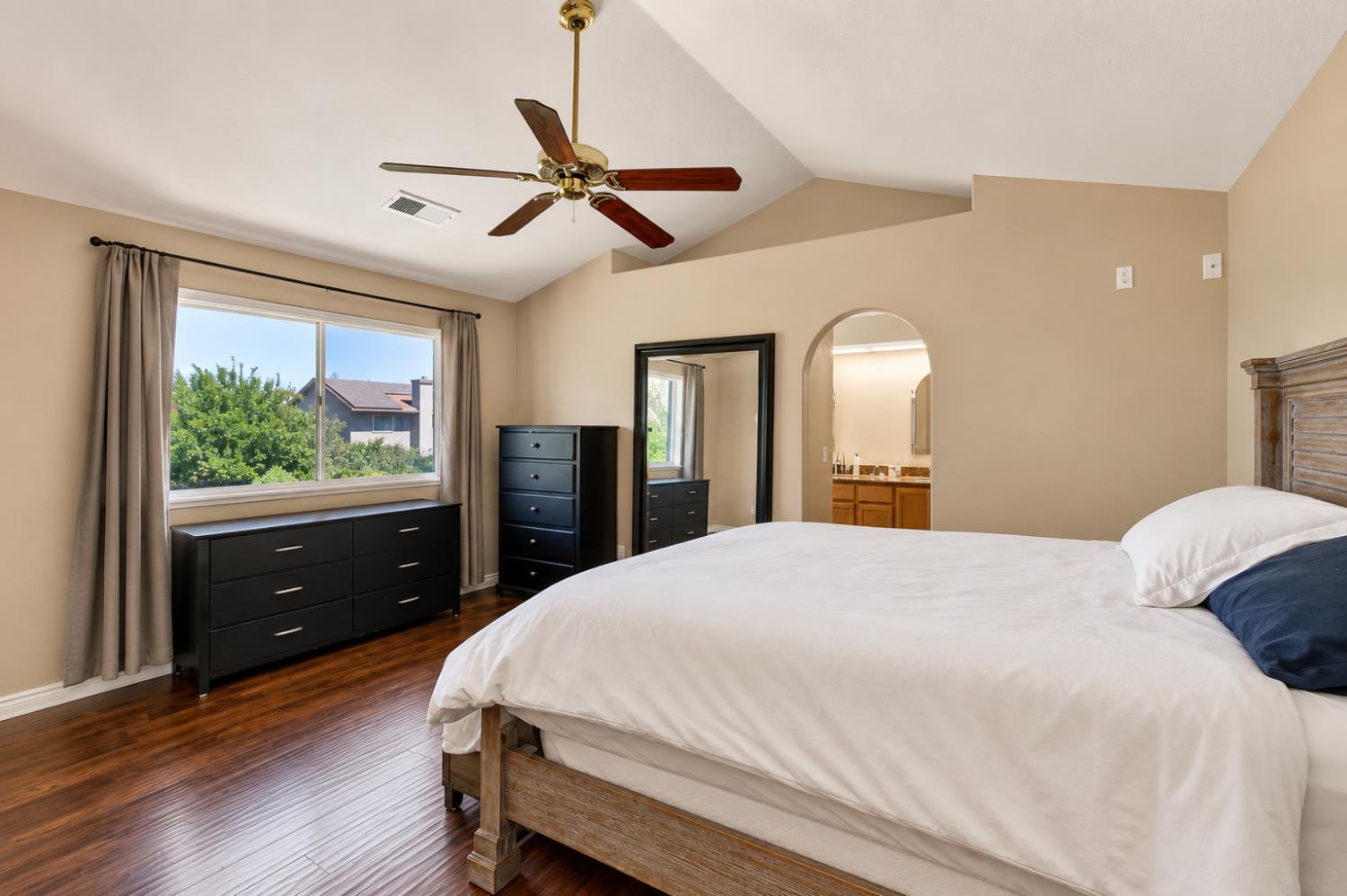 1542 E D St, Oakdale, CA 95361
