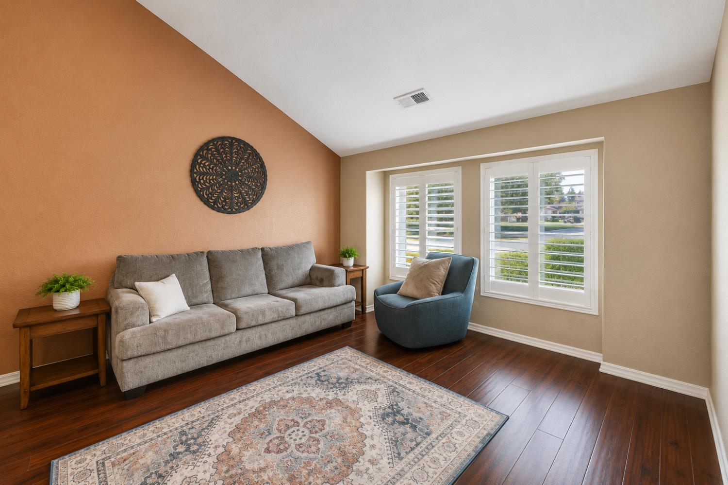 1542 E D St, Oakdale, CA 95361