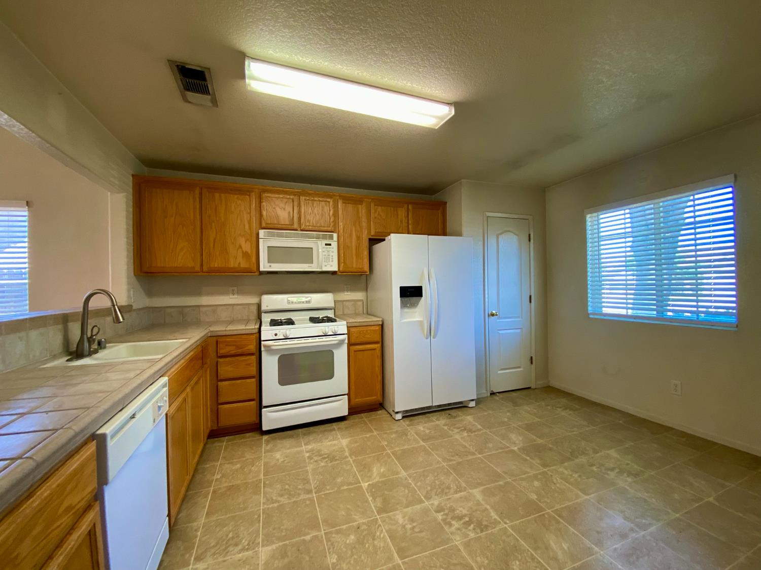 531 Fairmont Dr, Los Banos, CA 93635