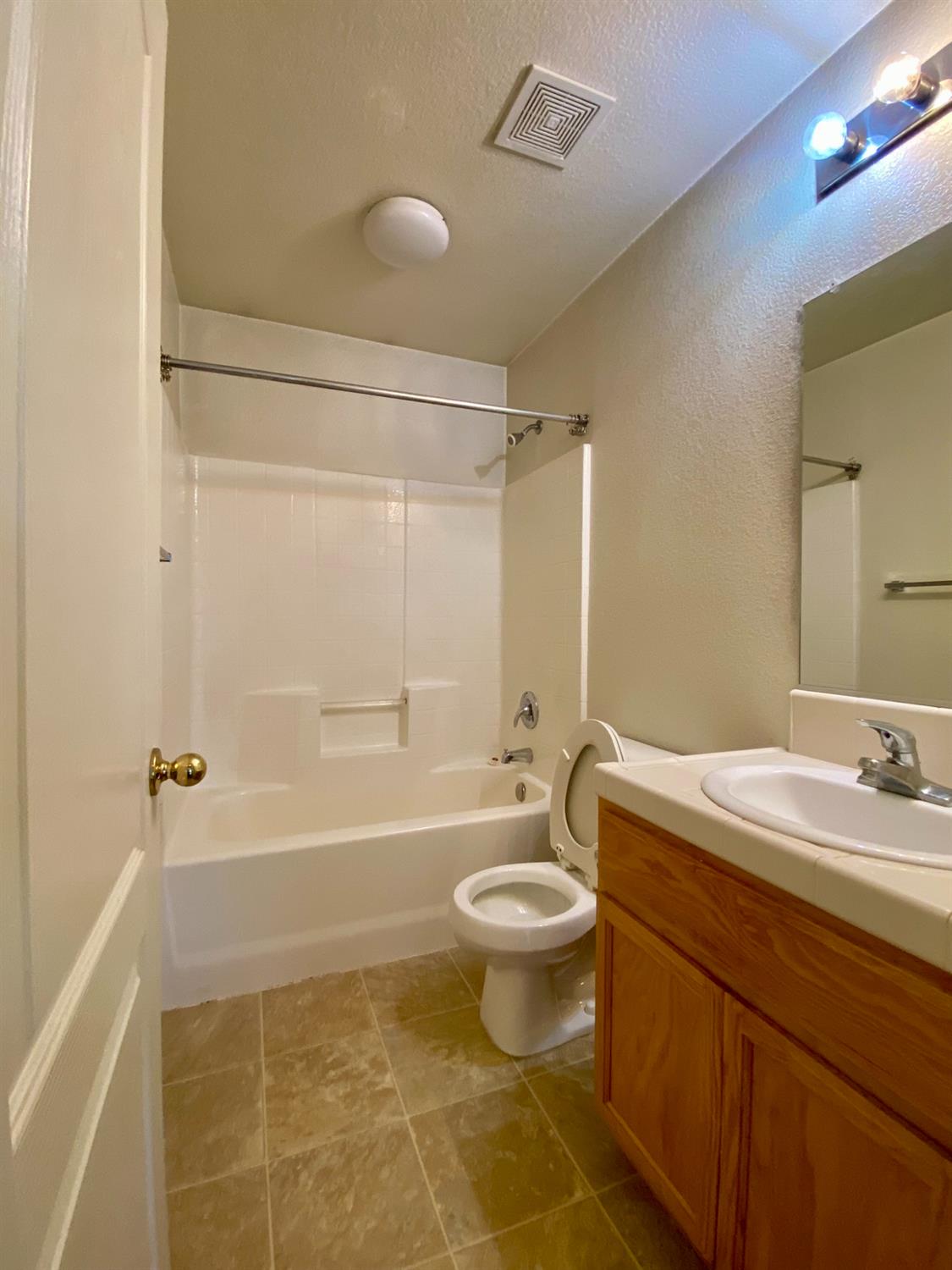 531 Fairmont Dr, Los Banos, CA 93635