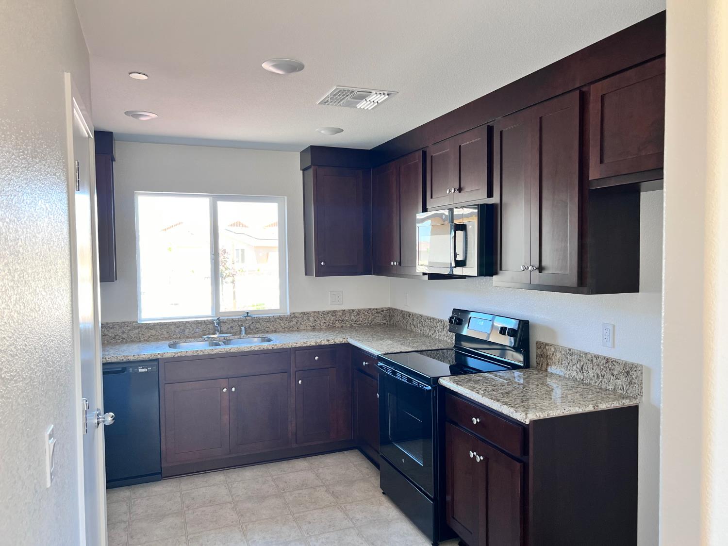 391 Yandris Ct, Los Banos, CA 93635