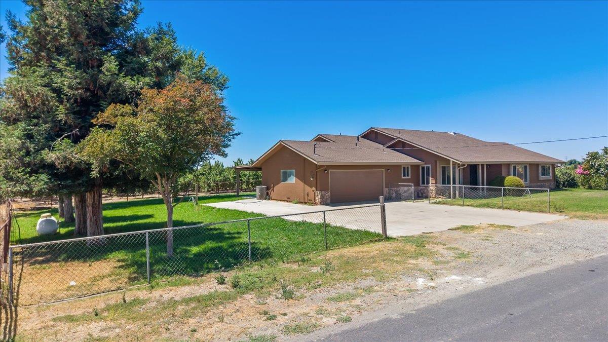 5907 Crow Rd, Oakdale, CA 95361