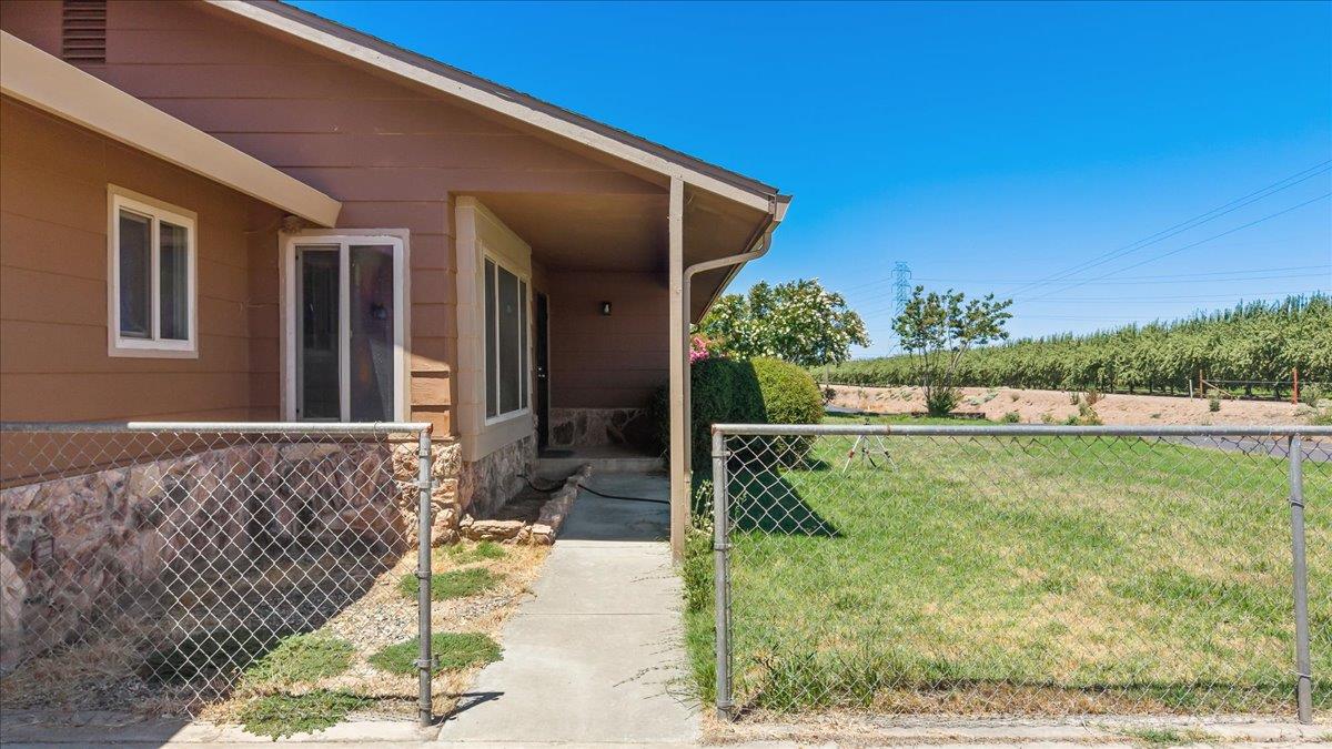 5907 Crow Rd, Oakdale, CA 95361