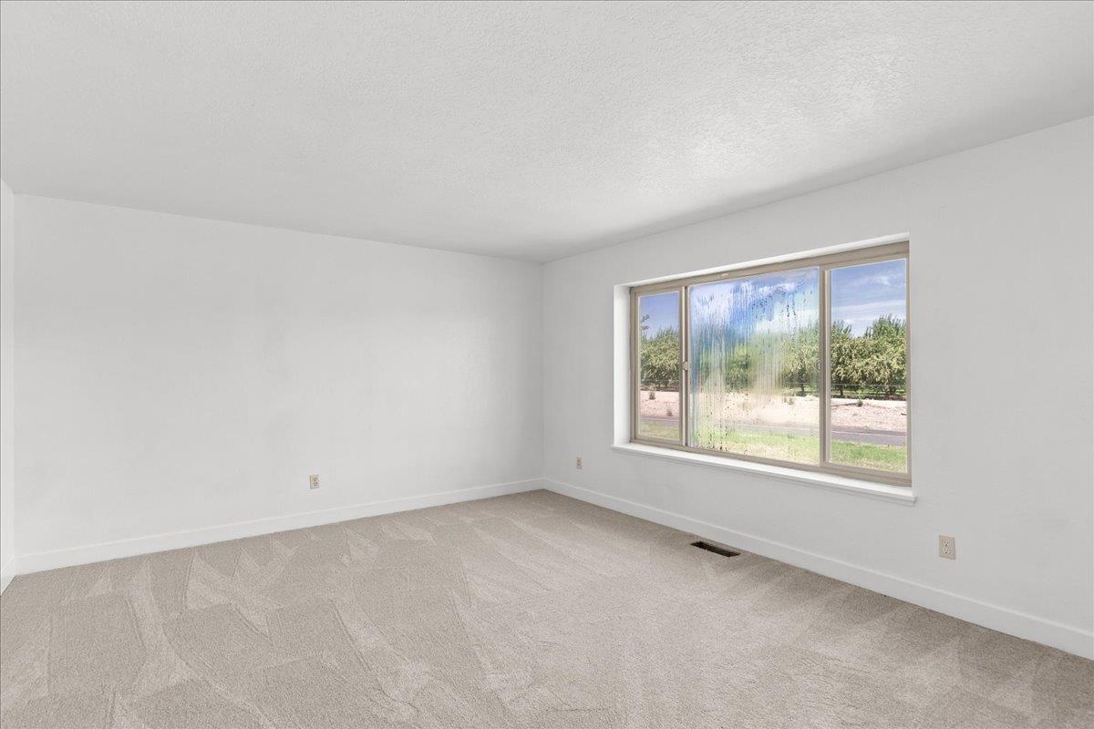 5907 Crow Rd, Oakdale, CA 95361