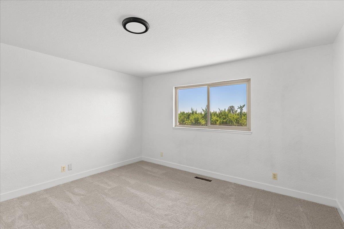 5907 Crow Rd, Oakdale, CA 95361