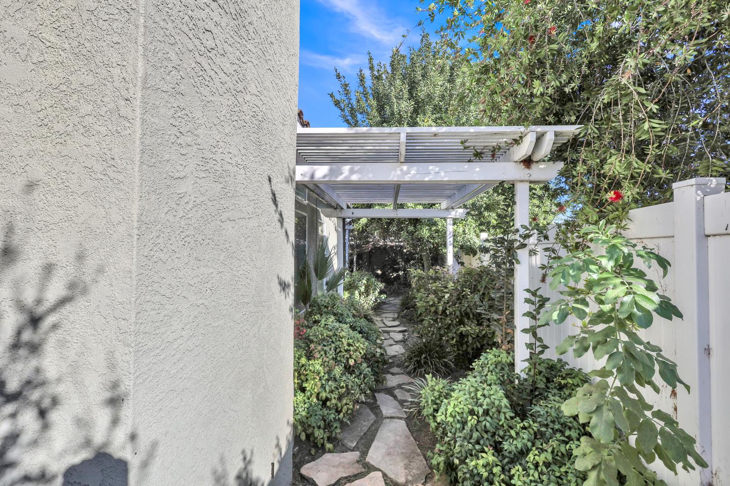 1080 Zumstein Dr, Ripon, CA 95366
